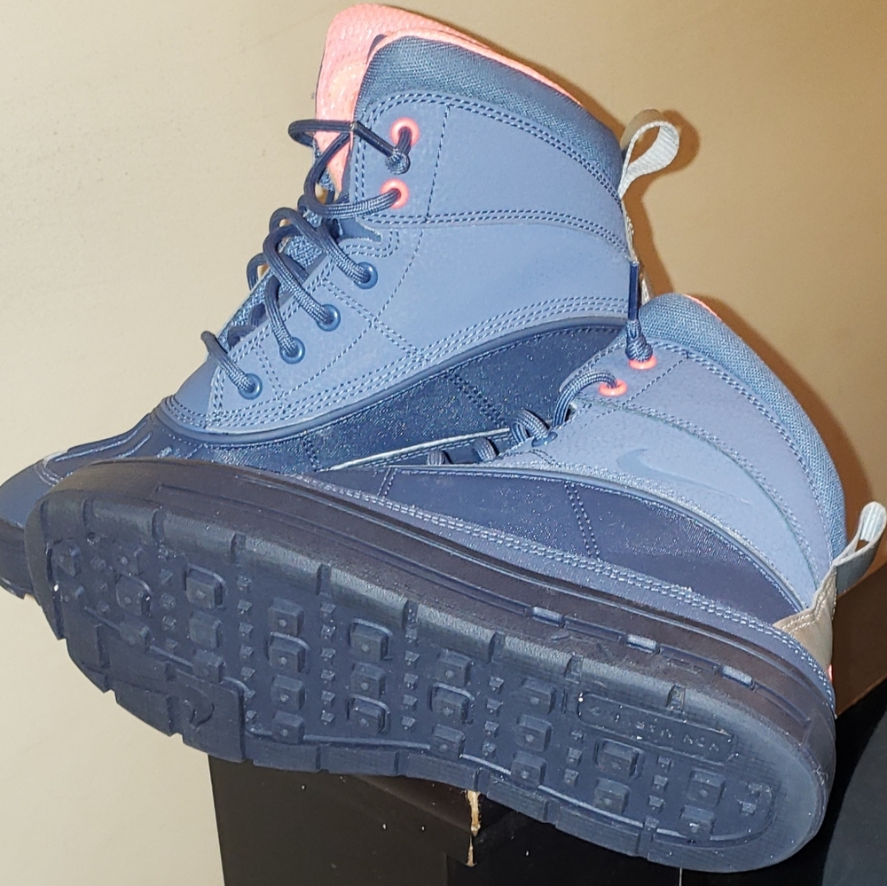 Nike acg boots size 5y blue and pink